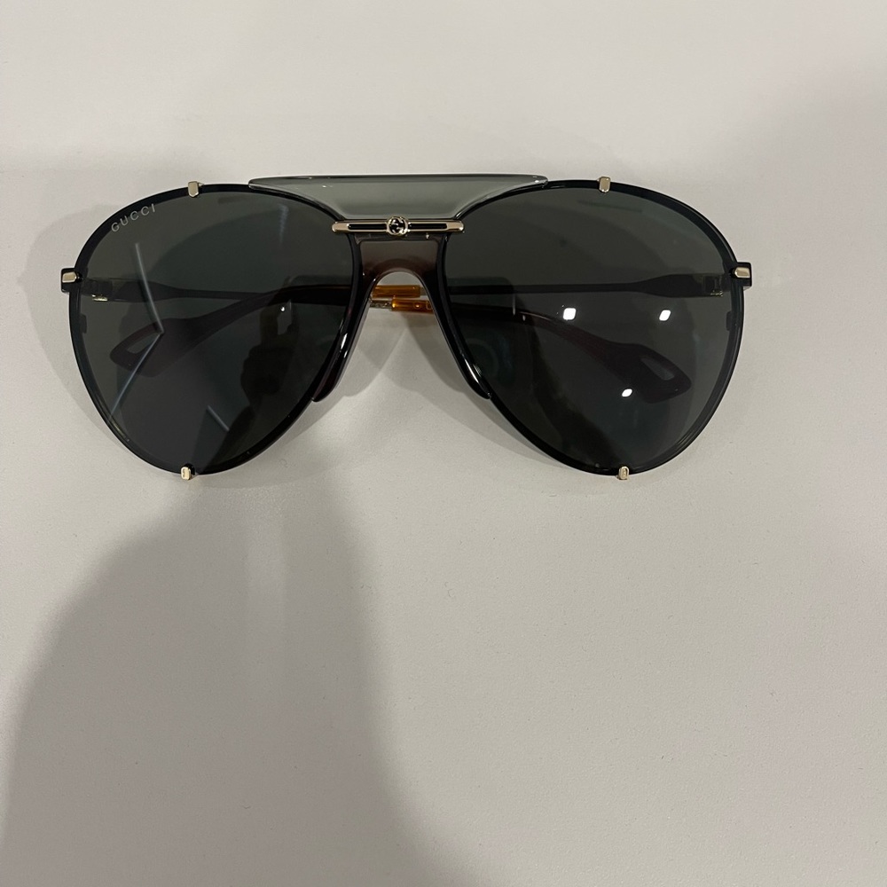 Gucci aviator shield sunglasses like new condition